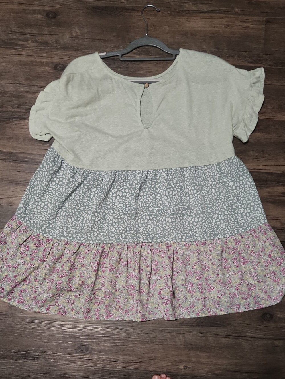 Women's Light Sage Tiered Casual Top with Floral & Leopard Panels - Picture 2 of 2